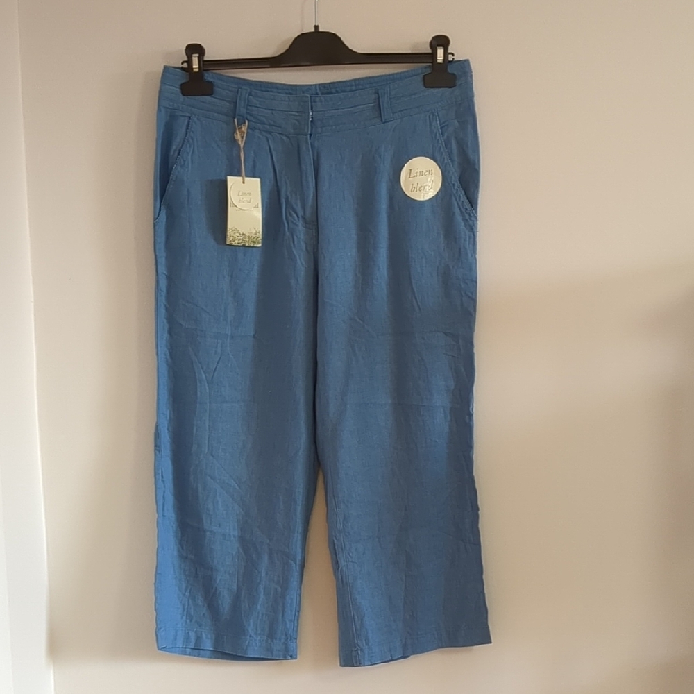 🇬🇧 NWT Blue Linen-Blend Capris